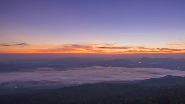 日出在有雾的山上视频素材