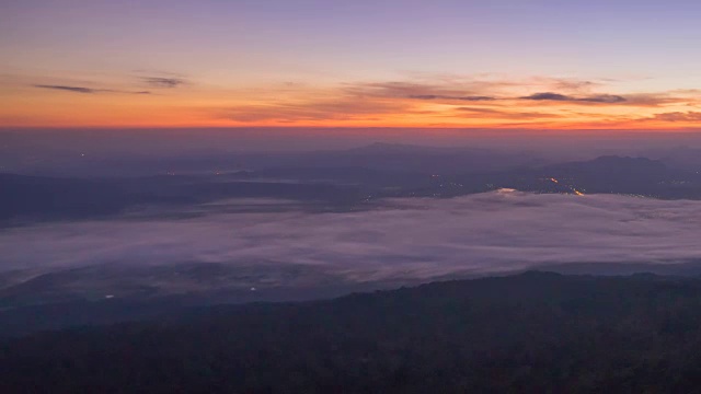 日出在有雾的山上视频素材