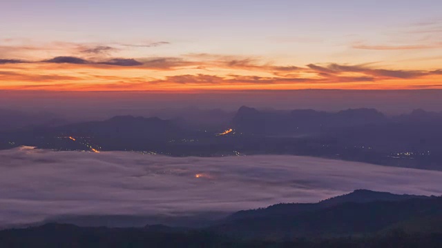 日出在有雾的山上视频素材