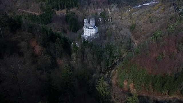 Burg Hartenstein -向下奥地利的Burg Hartenstein城堡移动02视频素材