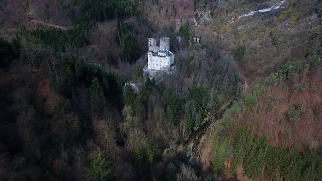 Burg Hartenstein -从下奥地利的Burg Hartenstein城堡搬走视频素材