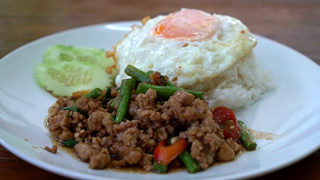 米饭配炒肉末和炒蛋视频素材