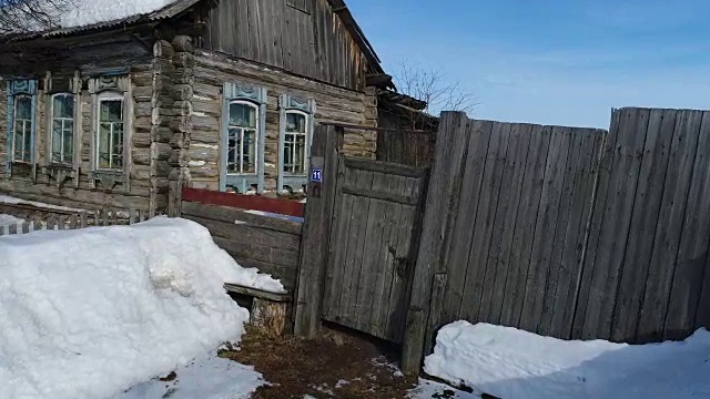 一个典型的西伯利亚村庄。冬天。房顶上有很多雪。传统的俄罗斯木屋是小屋。视频素材