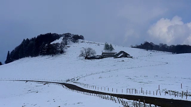 春天雪覆盖了这座山视频素材