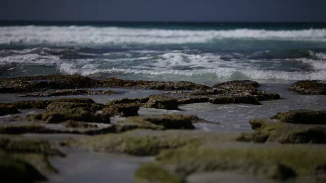 海浪在石头上翻滚。低角度的观点。袋鼠岛，南澳大利亚。视频下载