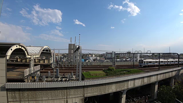 新宿快车(小田渡列车)在日本东京共同社站过境视频素材