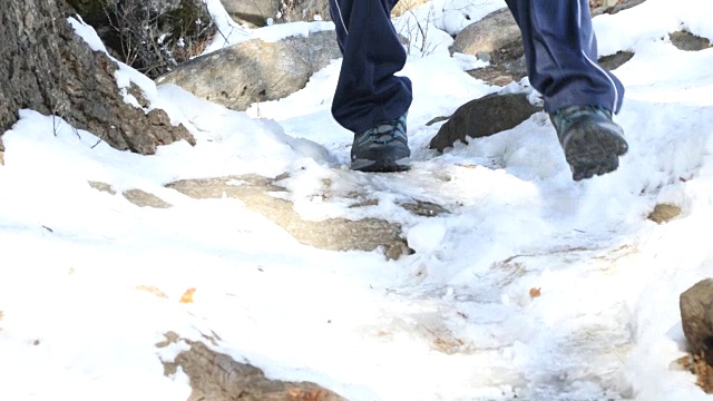 男人在雪地上行走的低段视频下载