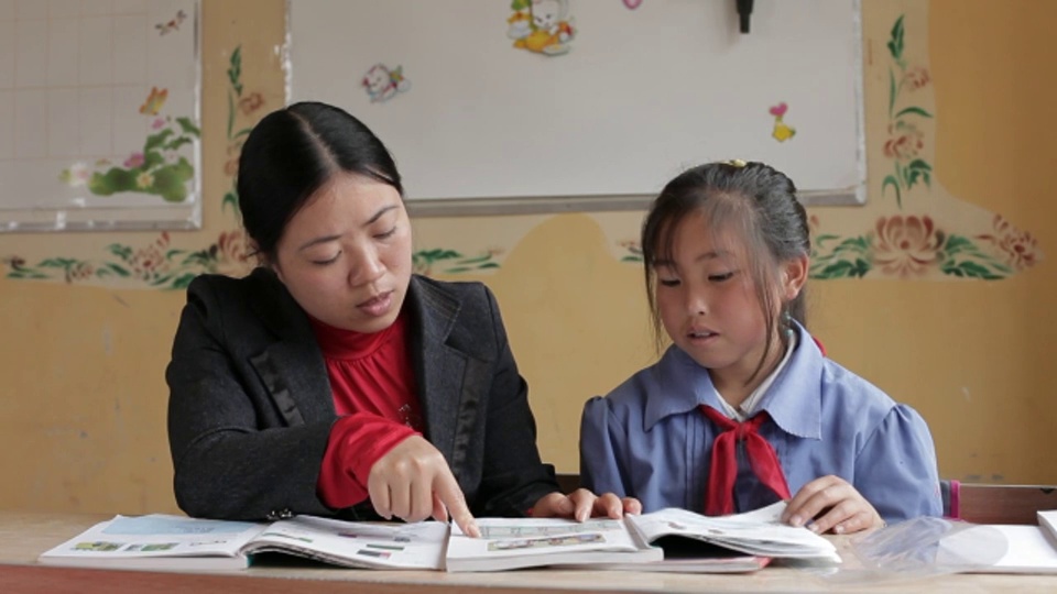 一个红枣学生给她的老师朗读。视频下载