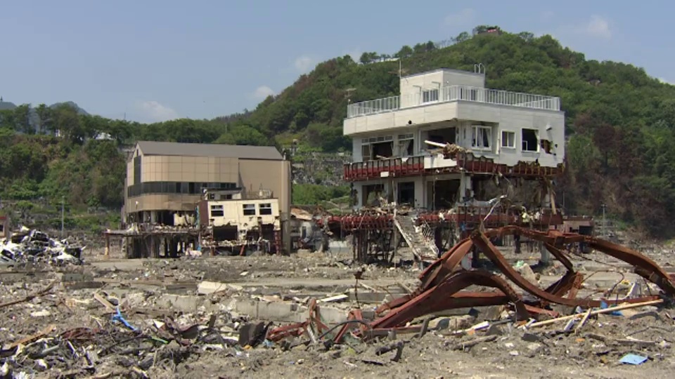 地震过后仍屹立不倒的建筑物被废墟包围。视频下载