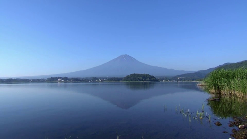 像镜子一样的湖映着富士山。视频下载