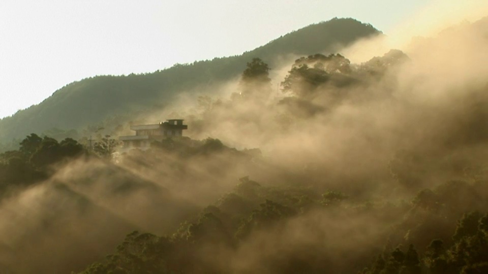 雾飘下山腰。视频素材