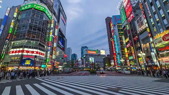 日本新宿街道上的人群视频下载