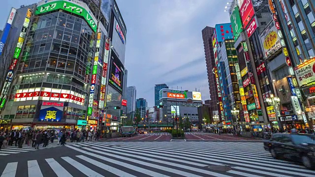 日本新宿街道上的人群视频素材