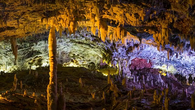 El Soplao是位于欧洲西班牙坎塔布里亚里奥纳萨市Valdáliga和Herrerías的一个洞穴视频素材