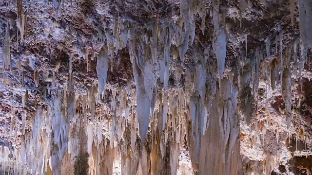 El Soplao是位于欧洲西班牙坎塔布里亚里奥纳萨市Valdáliga和Herrerías的一个洞穴视频素材