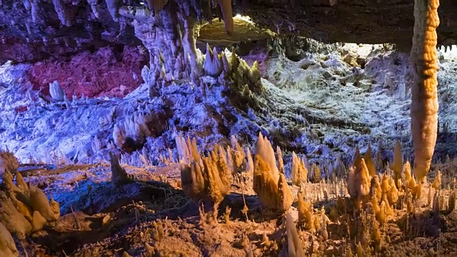 El Soplao是位于欧洲西班牙坎塔布里亚里奥纳萨市Valdáliga和Herrerías的一个洞穴视频素材