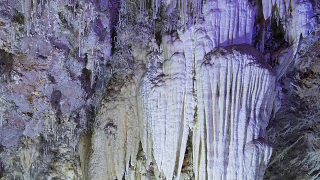 El Soplao是位于欧洲西班牙坎塔布里亚里奥纳萨市Valdáliga和Herrerías的一个洞穴视频素材