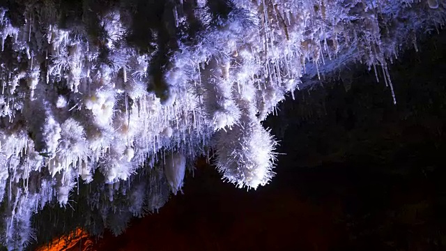 El Soplao是位于欧洲西班牙坎塔布里亚里奥纳萨市Valdáliga和Herrerías的一个洞穴视频素材