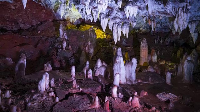 El Soplao是位于欧洲西班牙坎塔布里亚里奥纳萨市Valdáliga和Herrerías的一个洞穴视频素材