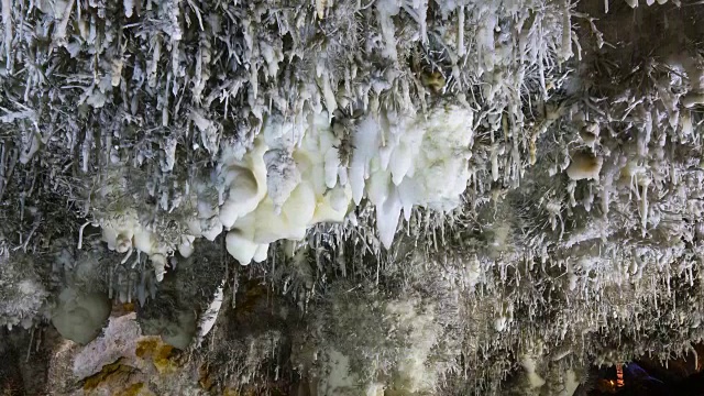 El Soplao是位于欧洲西班牙坎塔布里亚里奥纳萨市Valdáliga和Herrerías的一个洞穴视频素材