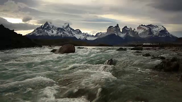 山河在日落与山的景色。智利Torres del Paine视频素材