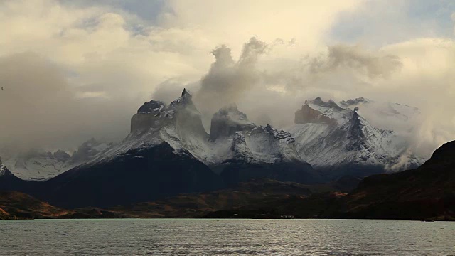 智利Torres del Paine的戏剧性云团视频素材