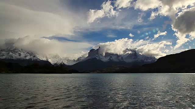 黎明时分的佩霍湖。智利Torres del Paine视频素材