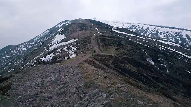 山地车下降的鸟瞰图，接近无人机视频素材