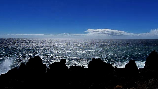 西班牙特内里费岛，海浪缓慢地拍打着岩石海岸视频素材