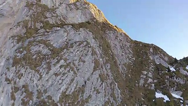 高速无人机飞过雪山视频素材