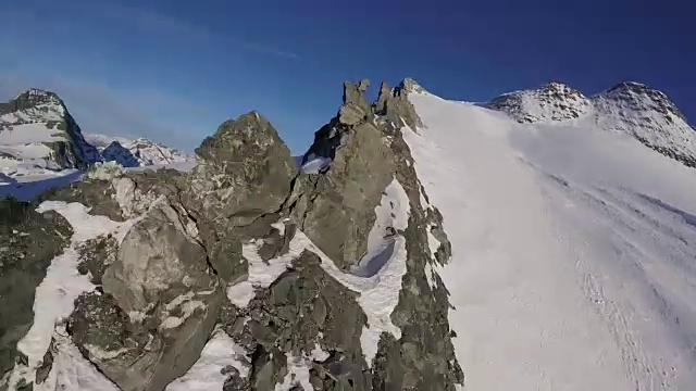 高速无人机飞上刀锋高山山脊视频素材