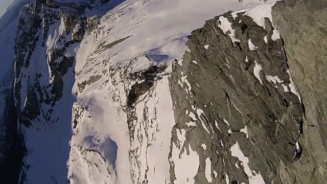 高速无人机飞下悬崖，飞越雪山视频素材