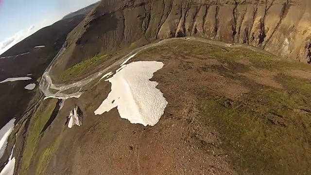 高速无人机飞越山地景观视频素材