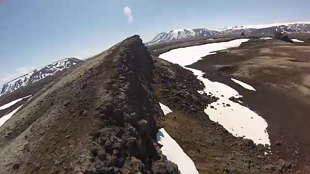 高速无人机飞过多岩石的山区景观视频素材