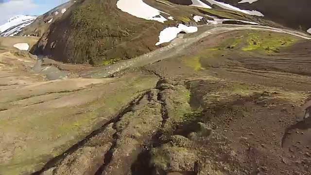 高速无人机飞过高山河流和高山视频素材