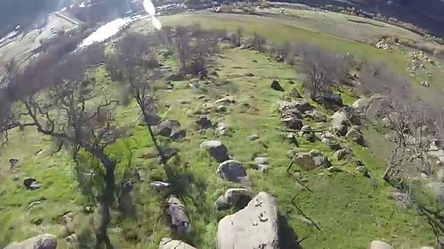 高速无人机飞过高山河流和高山视频素材