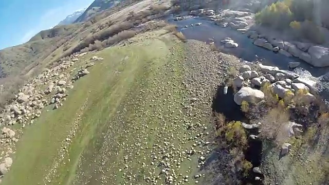 高速无人机飞过高山河流和高山视频素材