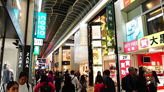 在大阪的道顿堀地区，人们走在路标下视频素材