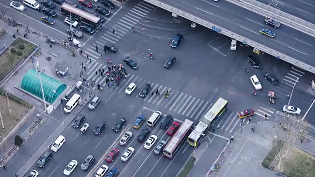 T/L MS HA ZI鸟瞰图穿过街道的人群/北京，中国视频素材