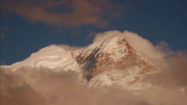 云在雪山前掠过。视频素材