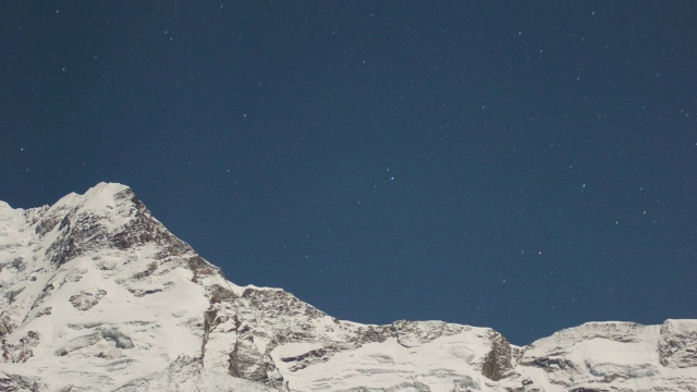 星星在托尔玛峰的天空中转动。视频素材