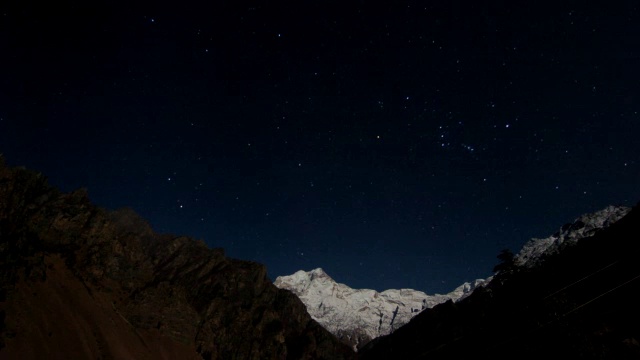 星星在托尔马山顶盘旋。视频素材