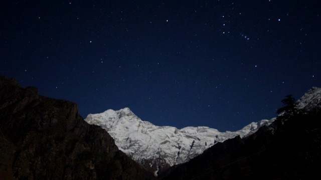 星星在托尔马山顶盘旋。视频素材