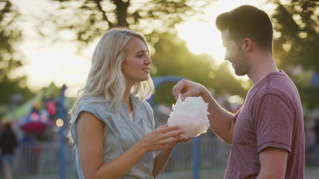 中等摇摄的女人抢棉花糖从朋友/愉快的树林，犹他州，美国视频素材