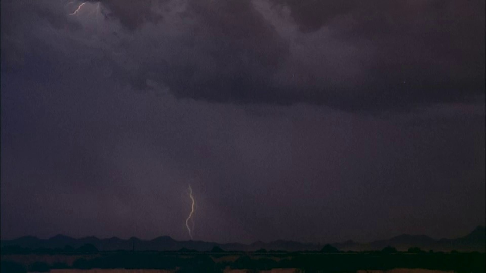 闪电在暴风雨的天空在亚利桑那州南部开阔的乡村上空。视频素材