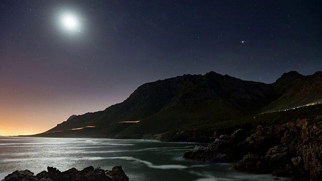 南非科格尔湾夜间的铁路运输沿着山口行驶视频下载