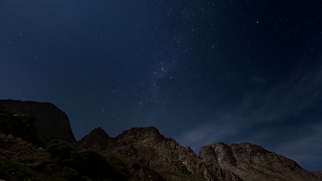 南非科格尔湾，星空下的LA T/L交通沿着山口行驶视频下载