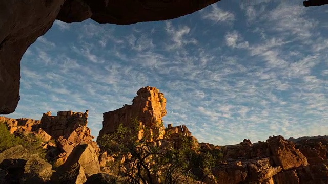 南非Cederberg Truitjieskraal自然保护区的Stadsaal洞穴砂岩岩层的T/L景观视频下载