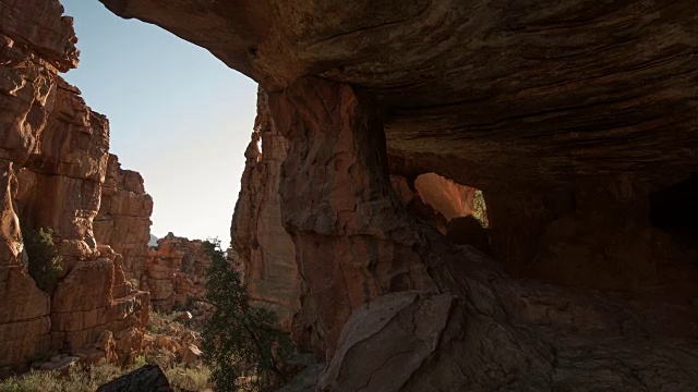 南非Cederberg Truitjieskraal自然保护区的Stadsaal洞穴砂岩岩层的T/L景观视频下载