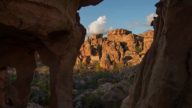 南非Cederberg Truitjieskraal自然保护区的Stadsaal洞穴砂岩岩层的T/L景观视频下载